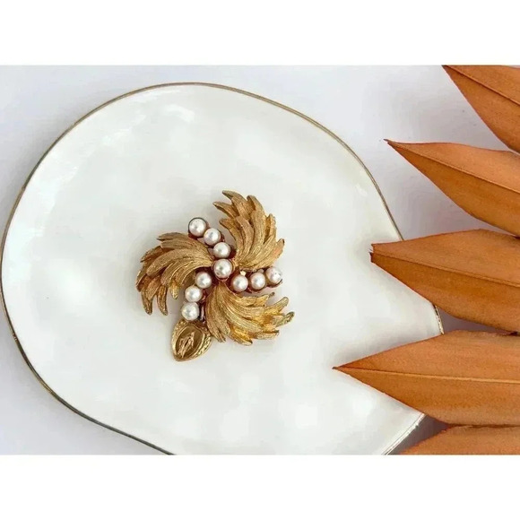 Vintage Gold Tone Leaf & Faux Pearl Pinwheel Brooch - Picture 2 of 8